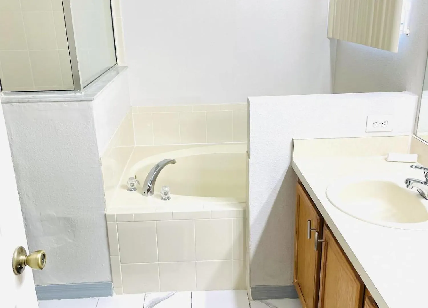 3-2 Pool Home Located In Sunset Ridge Community!! Davenport